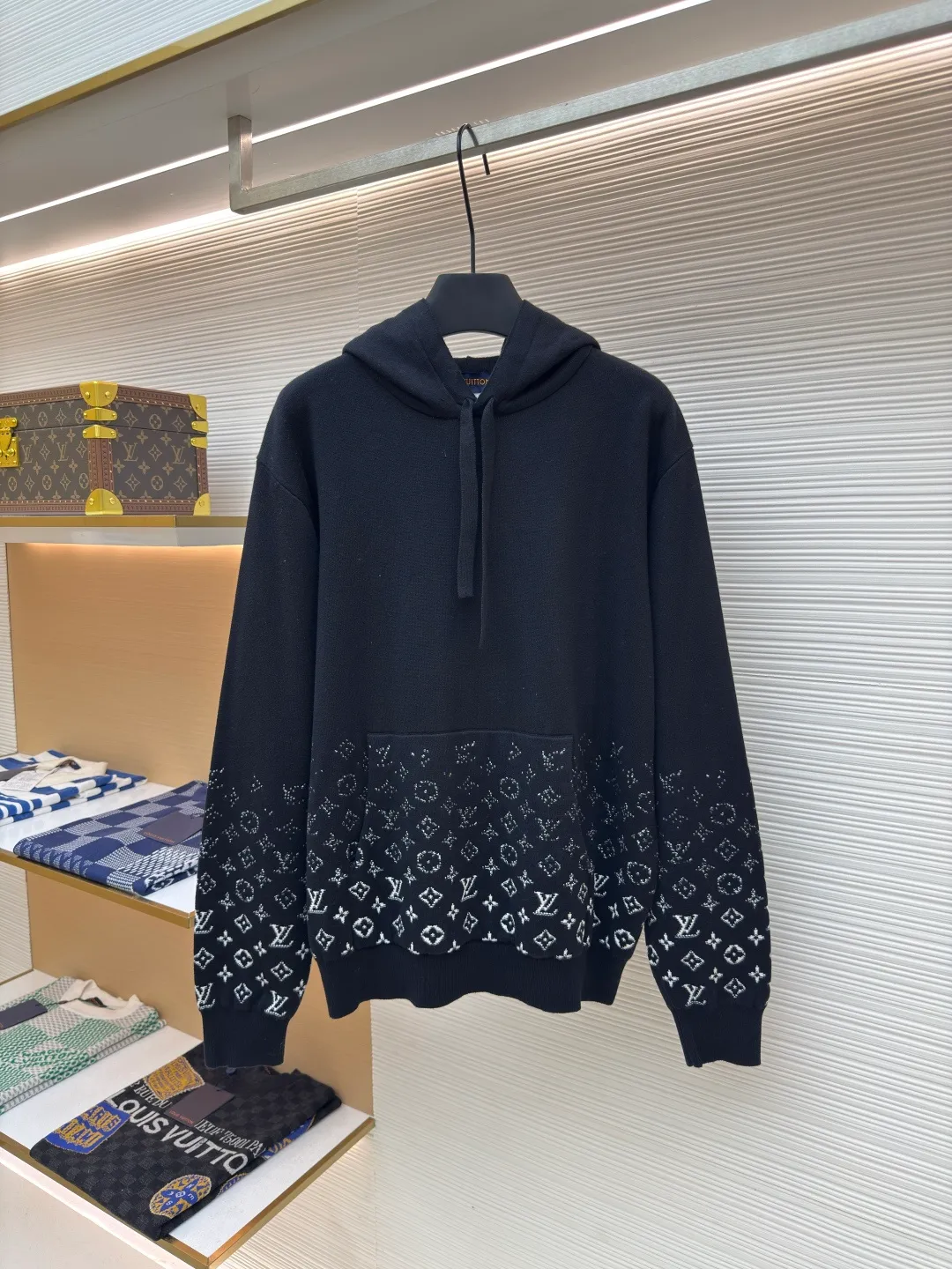 LOUIS VUITTON Gradient presbyopic woolen hoodie ●Authentic product: Purchased and developed for 12500 ●Item number: 1680492-B40 ●Fabric: combed cotton fabric ●Technology: Gradient woolen fabric ●Version: Fitted version ●Weight: about 770 grams ●Size: XS-S-M-L ●Description: The yarn is made of 2/32 100% combed cotton, woven on a Shima Seiki horizontal machine imported from Japan. The colors are dyed as they are. In order to replicate the Y version 100% of the size, number and gradient of each color, it is difficult for weavers to disassemble and restore the pattern. It is quite large. Even if the code is slightly loose, the gradient effect cannot be achieved by hand. It is very difficult to start the pattern. The fabric piece is prone to holes and defective products. The front pocket fabric piece is hand-sewn with a needle to restore the flower positioning. The sewing plate is artificially stitched with a disc. The edge is manually picked and trimmed. Special lotion is added in the back to make the feel closer to the original. The overall wiring is straight and delicate, the fabric is comfortable and soft, and the color is consistent without color difference. It can be matched with the same style to create a fashionable look and control various occasions. Customized accessories, complete with three standards, same style for men and women!